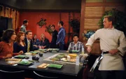 Bei einem gemeinsamen Essen geht Barney (Neil Patrick Harris, r.) mit Marshall (Jason Segel, 3.v.l.) und Lily (Alyson Hannigan, 2.v.l.) eine Wette ein. Ted (Josh Radnor, 2.v.r.) und Robin (Cobie Smulders, l.) sind gespannt, wer das Rennen macht ...