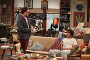 Nach einem schrecklichen Date ist Raj (Kunal Nayyar, r.) frustriert und will seine Wohnung nie wieder verlassen. Leonard (Johnny Galecki, l.) versucht, ihn etwas aufzubauen, doch wird es ihm gelingen?