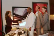 Lisa (Alexandra Neldel, l.) und Nelson Krüger (John E. Yamoah, 2.v.l.) besprechen mit David die Modalitäten des Mondmorchelbezugs, als Richard (Karim Köster, r.) und Hugo (Hubertus Regout, 2.v.r.) hereinkommen.