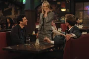 Barney (Neil Patrick Harris, r.) versucht, Ted (Josh Radnor, l.) klarzumachen, dass er endlich von Tiffanys (Carrie Underwood, M.) Haken muss - bis er sie selbst gesehen hat ...