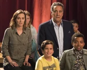 (v.l.n.r.) Angie D'Amato (Leighton Meester); Graham D'Amato (Tyler Wladis); Douglas Fogerty (Brad Garrett); Rory Banks (Devin Trey Campbell)