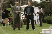 Ein vornehmes Wellness-Center für Damen wird von drei maskierten Männern überfallen. Die junge Victoria wird von einem der Täter erschossen. Detective Frank Tripp (Rex Linn, l.) und Lieutenant Horatio Caine (David Caruso, M.) übernehmen die Ermittlungen ...