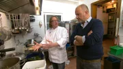 Wo liegen die Probleme des "Schaarschmidt an der Ahr"? Frank Rosin (r.) schaut nicht nur Betreibern und Koch Björn Schaarschmidt (l.) ganz genau auf die Finger ...