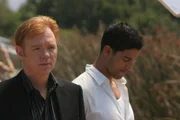 In Israel gestohlene High-Tech-Waffen, mit denen man um die Ecke schießen kann, werden nach Palästina verkauft. Lt. Horatio Caine (David Caruso, l.) und sein Partner Eric Delko (Adam Rodriguez, r.) werden in die Ermittlungen verstrickt ...