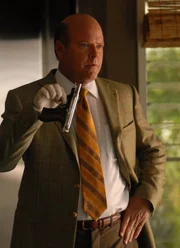 Hält Det. Frank Tripp (Rex Linn) wirklich die Tatwaffe in den Händen?