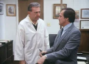 Dr. Asten (John S. Ragin, re.) glaubt, dass Quincy (Jack Klugman) unter Verfolgungswahn leidet. Er sieht immer wieder die tote Janina Brand Dixon, die durch eine Autobombe ums Leben gekommen ist.