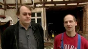 Über die Internetseite eines Immobilienmaklers werden Peter und Roland fündig – ein altes Fachwerkhaus mit Hof steht zum Verkauf.