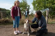 Hannah (Anna Grisebach) und ihre Tochter Emma (Martha Haberland, li.) schließen Therapiehündin Käthe ins Herz.