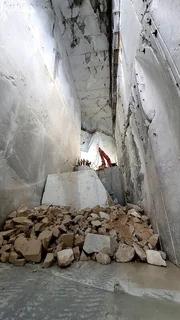 Lademaschinen im Marmorbruch