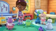 "Disneys Doc McStuffins, Spielzeugärztin", "Chillys blaue Flecken / Quietschen oder nicht quietschen?." Chillys blaue Flecken: Spielzeug-Schneemann Chilly hat plötzlich blaue Flecken am Rücken. Doc McStuffins diagnostiziert 'Geheime Pokeritis'. Leider hat sie selbst keine Ahnung, um welche Krankheit es sich dabei handelt. Eines wird ihr aber bald klar: Es ist eine ansteckende Krankheit, denn immer mehr Spielzeug-Patienten kommen mit blauen Flecken in Doc McStuffins' Arztpraxis.Quietschen oder nicht quietschen?: Doc McStuffins liefert sich mit Danny eine wilde Wasserschlacht, wobei sie die Wasser spritzende Quietsch-Ente Marvin benutzt. Als der Ente beim Spielen der Stöpsel herausfällt, kann Marvin nicht mehr quietschen. Doc McStuffins fällt es gar nicht leicht, die Ursache herauszufinden.