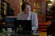 Emma Chambers (Fiona Shaw)