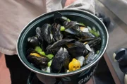 Pommes gibt es in Brüssel es an jeder Straßenecke – die Belgier können gar nicht genug davon bekommen. Doch am besten schmecken sie zu Miesmuscheln.