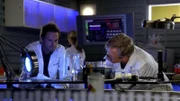 Am Bein der Leiche wird eine Nudel gefunden. Detective Danny Messer (Carmine Giovinazzo) und Dr. Sid Hammerback (Robert Joy) können darauf einen Fingerabdruck und ein Haar finden, das nicht dem Opfer gehört.
