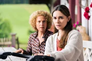 Jenny (Julia Obst, re.) ist geschockt und sauer, als sie von der Beziehung von Bea (Christiane Brammer, li.) und Manuel erfährt.
