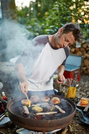 Mit ein paar Tricks und Tipps seines Kumpels wagt sich Jamie Oliver an den Grill, um den ultimativen Burger zu kreieren ...