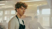 Carlo Brenner (Jeremias Meyer) muss wegen des "Wildunfalls" seine Schulden in der Küche seiner Eltern abarbeiten.