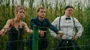 Vor dem Wildschweingehege der Matzenmillers: Aydin Alkan (David Ali Rashed, M.), Niklas "BlaBla" Härle (Sebastian Jakob Doppelbauer, r.) und Carlos Tante Gabi (Nina Gnädig, l.) beobachten das Gelände – auf der Suche nach Wildschweinborsten.