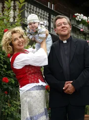 Pfarrer Steffensen (Jan Fedder) und seine Haushälterin Sophie (Michaela May) würden ihr Findelkind Emil (Maximilian & Manuel Reinthaler) am liebsten gar nicht mehr hergeben. Pfarrer Steffensen (Jan Fedder) und seine Haushälterin Sophie (Michaela May) würden ihr Findelkind Emil (Maximilian & Manuel Reinthaler) am liebsten gar nicht mehr hergeben.