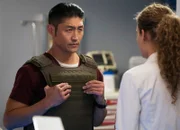 Chicago Med Spiegelbilder - Mirror, Mirror Staffel 2, Episode 12 Er rüstet sich für einen ungewöhnlichen Einsatz: Brian Tee als Dr. Ethan Choi, Rachel DiPillo als Dr. Sarah Reese.