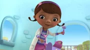 "Disneys Doc McStuffins, Spielzeugärztin", "Wie ein Schluckauf / Die Schaufel klemmt." Wie ein Schluckauf: Doc McStuffins und Emmy wollen eine Musik-Show einstudieren. Dazu benötigen sie die Unterstützung des CD-Players Millie. Diese kann die gewünschte Musik aber nicht mehr so schön abspielen wie gewohnt. Immer wiederholt sie dieselbe Stelle. Spielzeugärztin Doc McStuffins muss herausfinden, woran das liegt.Die Schaufel klemmt: In der Sandkiste haben die Kinder großen Spaß. Leider wird beim Spielen Wills Bagger Riggo kaputt. Doc McStuffins macht sich gleich daran, Wills Lieblingsspielzeug zu heilen. Zunächst stellt sie bei Riggo 'Sandschaufelitis' fest und weiß auch schon, was dagegen hilft.