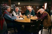 Hermann leidet sehr unter dem Streit mit Schorsch. Ein erster Annäherungsversuch am Stammtisch scheitert aber. v.li.: Schorsch (Friedrich Graumann), Leo (Horst Hildebrand), Josef Zimmermann (Luis Lamprecht), Hermann (Wolfgang Hepp)