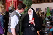 Di Sam Gillespie (Max Brown, l.) und Sister Boniface (Lorna Watson, r.).