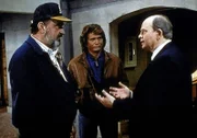Jonathan (Michael Landon, M.) und Mark (Victor French, l.) informieren Marks alten Schulfreund Warren Sherman (Ben Slack, r.) über das bevorstehende Klassentreffen.
