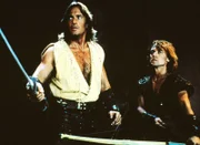 Hercules (Kevin Sorbo, li.) und sein Freund Iolaus (Michael Hurst) kämpfen gemeinsam gegen ein grausiges Monster, das Menschen in seiner Höhle gefangen hält.