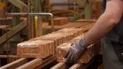 Die gebrannten Ziegel werden geprüft und gepackt.