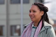 Llinos (Mali Ann Rees) hat eine besonders enge Beziehung zu Jake.