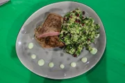 Lammrücken mit Taboulé und Minz-Tahini-Joghurt von Janine Hübel