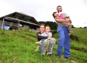 Alp Guggeln, Rellerli, Schoenried, bei Saanen. Anna Tschannen und Daniel Glauser mit Sohn Max und Tochter Lilith