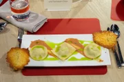 Tagesmotto "Vorspeise": Spinat-Ricotta-Ravioli mit Kirschtomaten-Sugo, Petersilien-Öl und Parmesan-Chips von Kurt Daibenzeiher