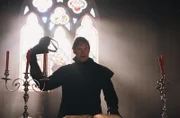 Der maskierte Mörder entpuppt sich als Reverend Downing (Barry John Kinsella).