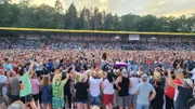 Schlagerstar Andrea Berg feiert mit ihren Fans