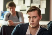 Johannes Bergmann (Rick Okon, r.)