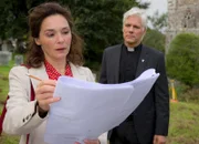 Kirchengrundstück soll neu bebaut werden: Julia Stemberger als Penelope, Philippe Brenninkmeyer als Paul