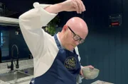 Chefkoch Gary Maclean bereitet Hafercracker zu, die zu jedem Aperitif serviert werden können.