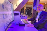 Dokumentenexperte Rolf Fauser nutzt künstliche Intelligenz um Fälschern auf die Spur zu kommen.