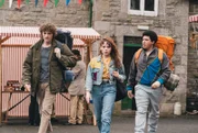 Die sechsteilige Comedy-Drama-Serie „Video Nasty“ entführt die Zuschauer ins Jahr 1985 und verbindet Coming-of-Age-Komödie, Krimi und eine Hommage an die legendären Horrorfilme der Siebziger- und Achtzigerjahre. Con (Cal O’Driscoll), Zoe (Leia Murphy) und Billy (Justin Daniels Anene) erreichen das kleine Städtchen Ashdale.