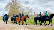 Noch wird geübt: Pferd und Reiter machen sich fit für die traditionelle Osterprozession. Bis zu 400 Pferde nehmen am Ostersonntag daran teil. Mit etwa 12 Kilometern ist die Prozession von Ralbitz nach Wittichenau die längste der Region.