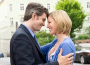 Julia Stinshoff (Laura Brunner), Oliver Boysen (Alexander Steinbr&uuml;ck).