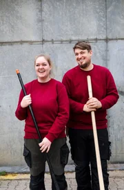 Haben viel zu lachen: Tierpfleger-Azubi Lea (l) mit Ausbilder Florian im Allwetterzoo Münster.