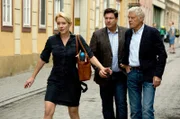 Dr. Christian Kleist (Francis Fulton-Smith, M.) und Thomas Reber (Rüdiger Joswig, r.) sind irritiert, als Rebers Tochter Franziska (Natalie O'Hara, l.) plötzlich Ausfallerscheinungen hat.