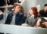 Jason (Jon Walmsley, l.) findet am Busbahnhof endlich die vermisste Elizabeth (Kami Cotler, r.).