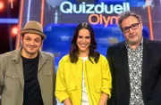 Moderatorin Esther Sedlaczek (M.) mit den Kandidaten des Teams "Comedy": Kaya Yanar (l.) und Paul Panzer (r.)
