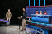 Moderator Alexander Bommes (M.) mit den Kandidaten: Till Umbach (l.) Rainer Erdmann (3.v.r.), Jutta Fuhrländer (2.v.r.) und Rangin Dalu (r.).