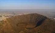 Der Krater eines erloschenen Vulkans am Stadtrand von Mexiko City. Die Riesenmetropole ist umgeben von Vulkanen. Selbst viele der Einwohner wissen häufig nicht, dass die Hügel am Stadtrand eigentlich Vulkane sind.