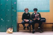 Billy (Justin Daniels Anene) und Con (Cal O’Driscoll, li.) schwänzen den Sportunterricht.