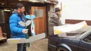 Trödelprofi Sükrü Pehlivan (li.) und Jens-Peter sortieren die Modellflugzeuge aus